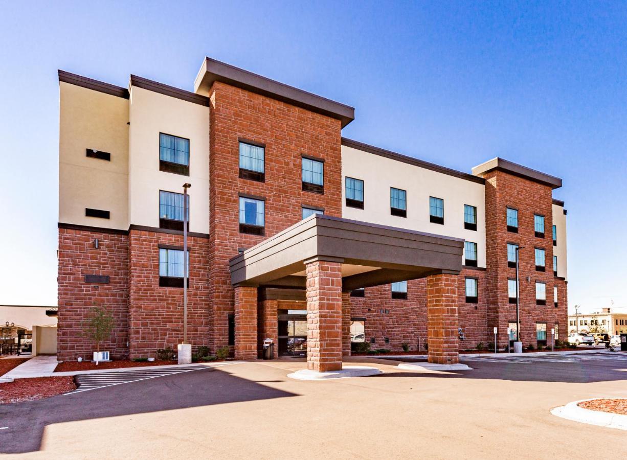 Cobblestone Hotel & Suites Superior Bagian luar foto