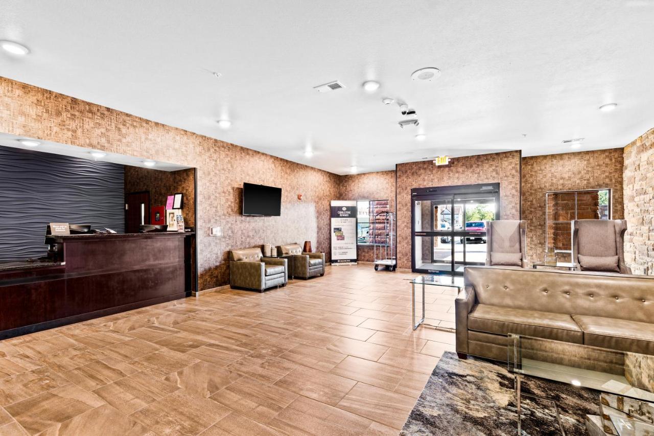Cobblestone Hotel & Suites Superior Bagian luar foto