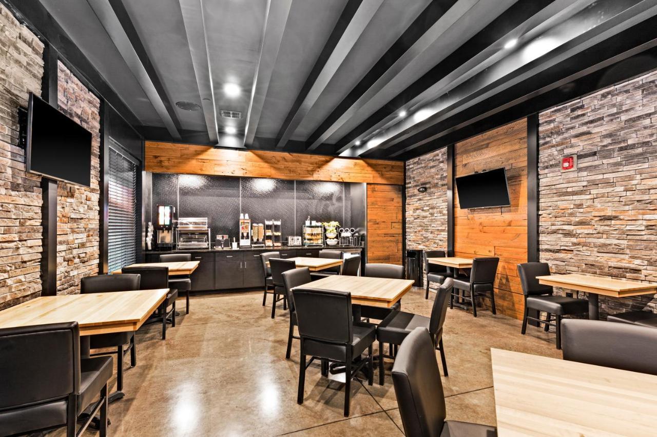 Cobblestone Hotel & Suites Superior Bagian luar foto
