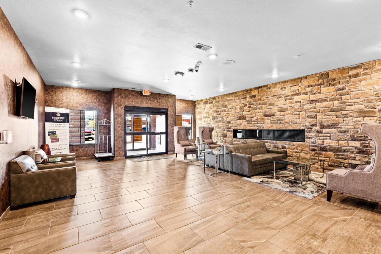 Cobblestone Hotel & Suites Superior Bagian luar foto