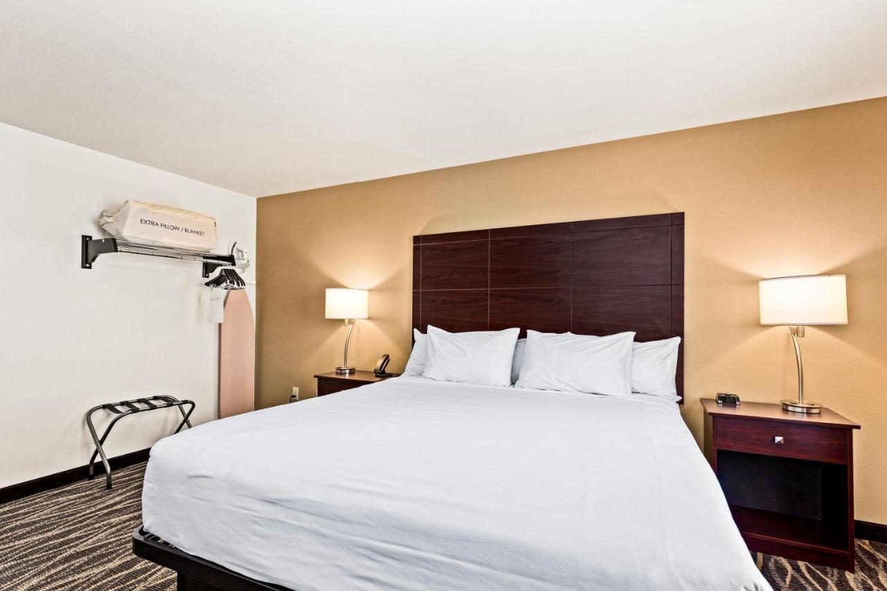 Cobblestone Hotel & Suites Superior Bagian luar foto