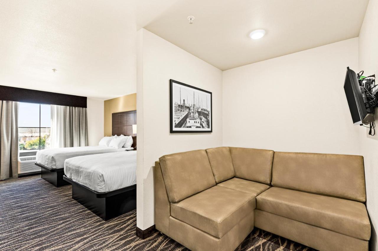 Cobblestone Hotel & Suites Superior Bagian luar foto