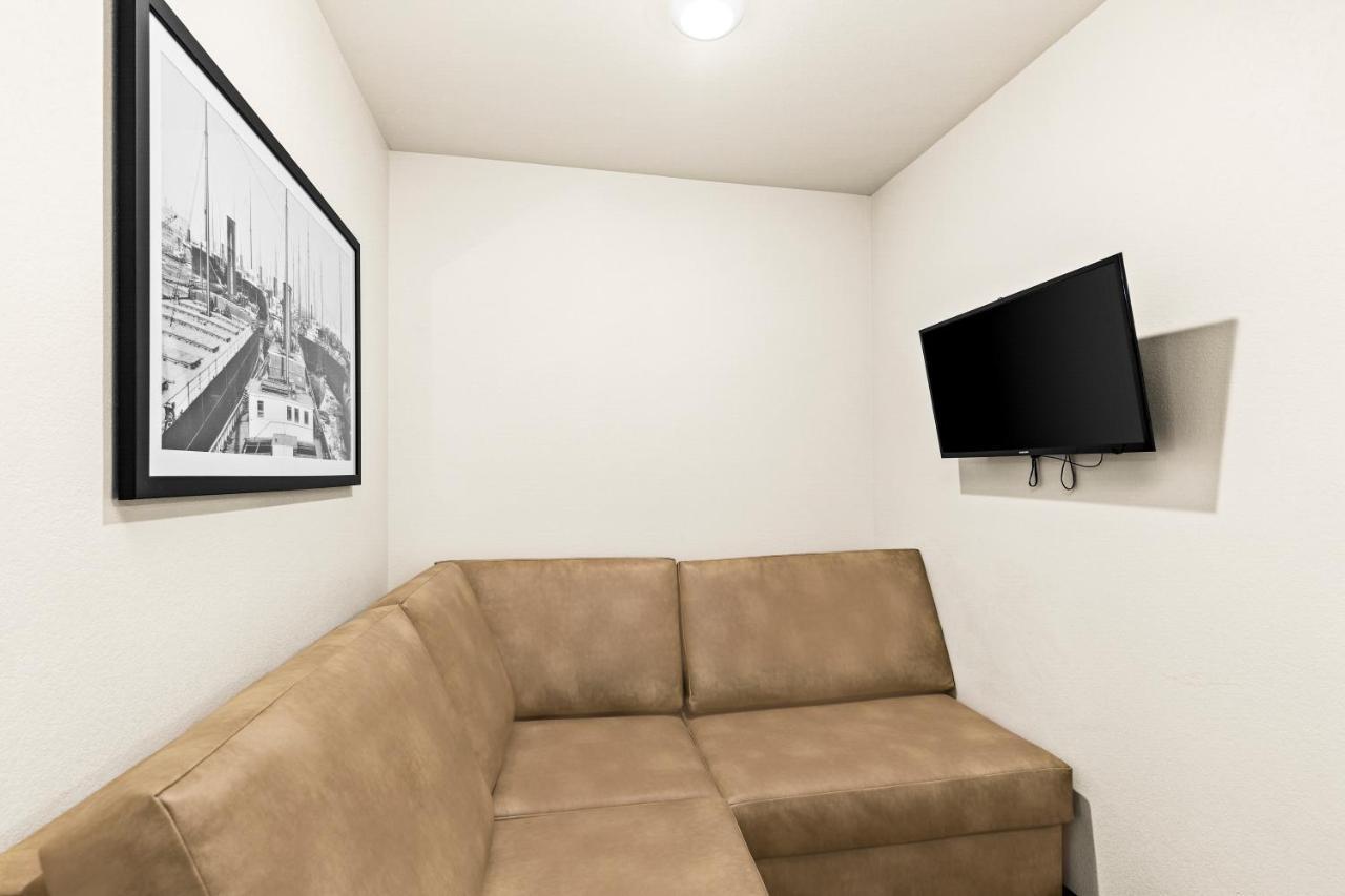 Cobblestone Hotel & Suites Superior Bagian luar foto