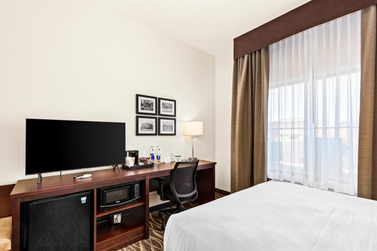 Cobblestone Hotel & Suites Superior Bagian luar foto