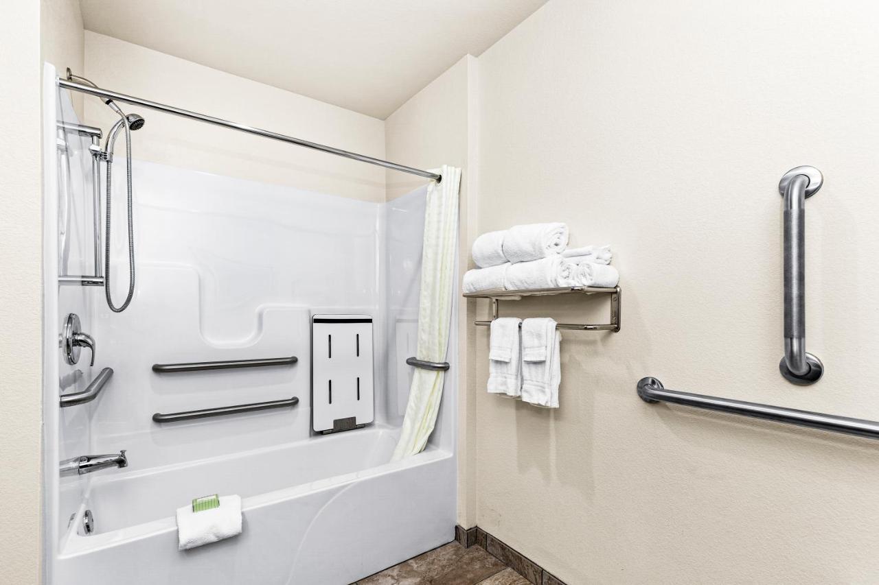 Cobblestone Hotel & Suites Superior Bagian luar foto