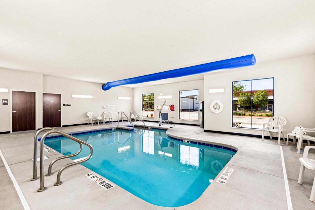 Cobblestone Hotel & Suites Superior Bagian luar foto