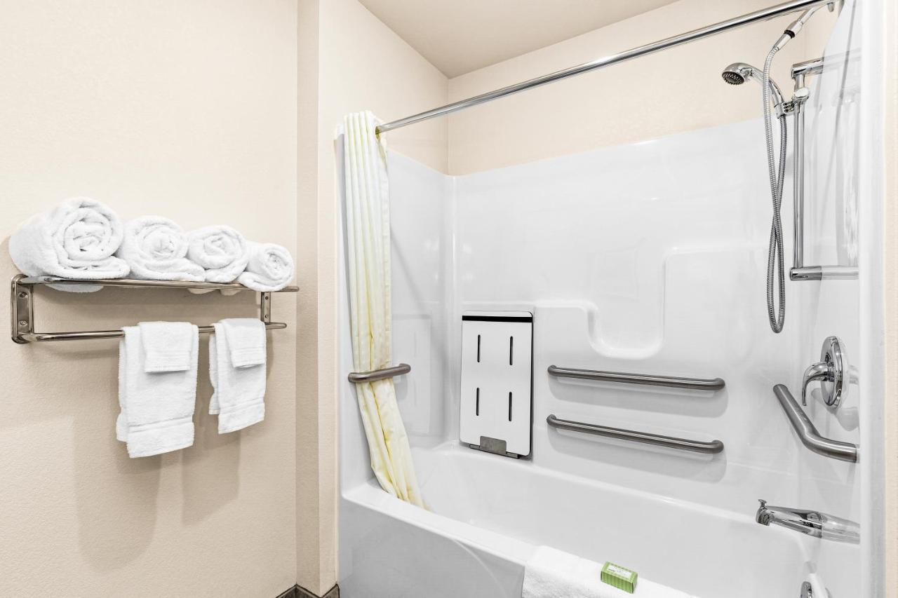 Cobblestone Hotel & Suites Superior Bagian luar foto