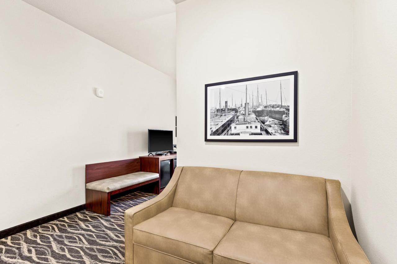 Cobblestone Hotel & Suites Superior Bagian luar foto