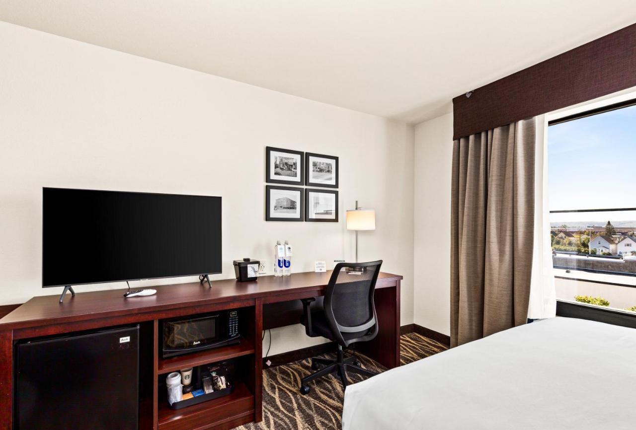 Cobblestone Hotel & Suites Superior Bagian luar foto