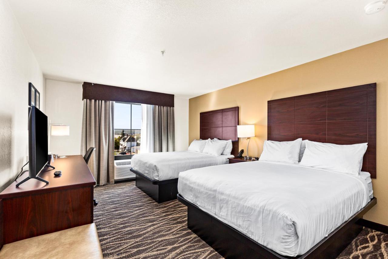 Cobblestone Hotel & Suites Superior Bagian luar foto