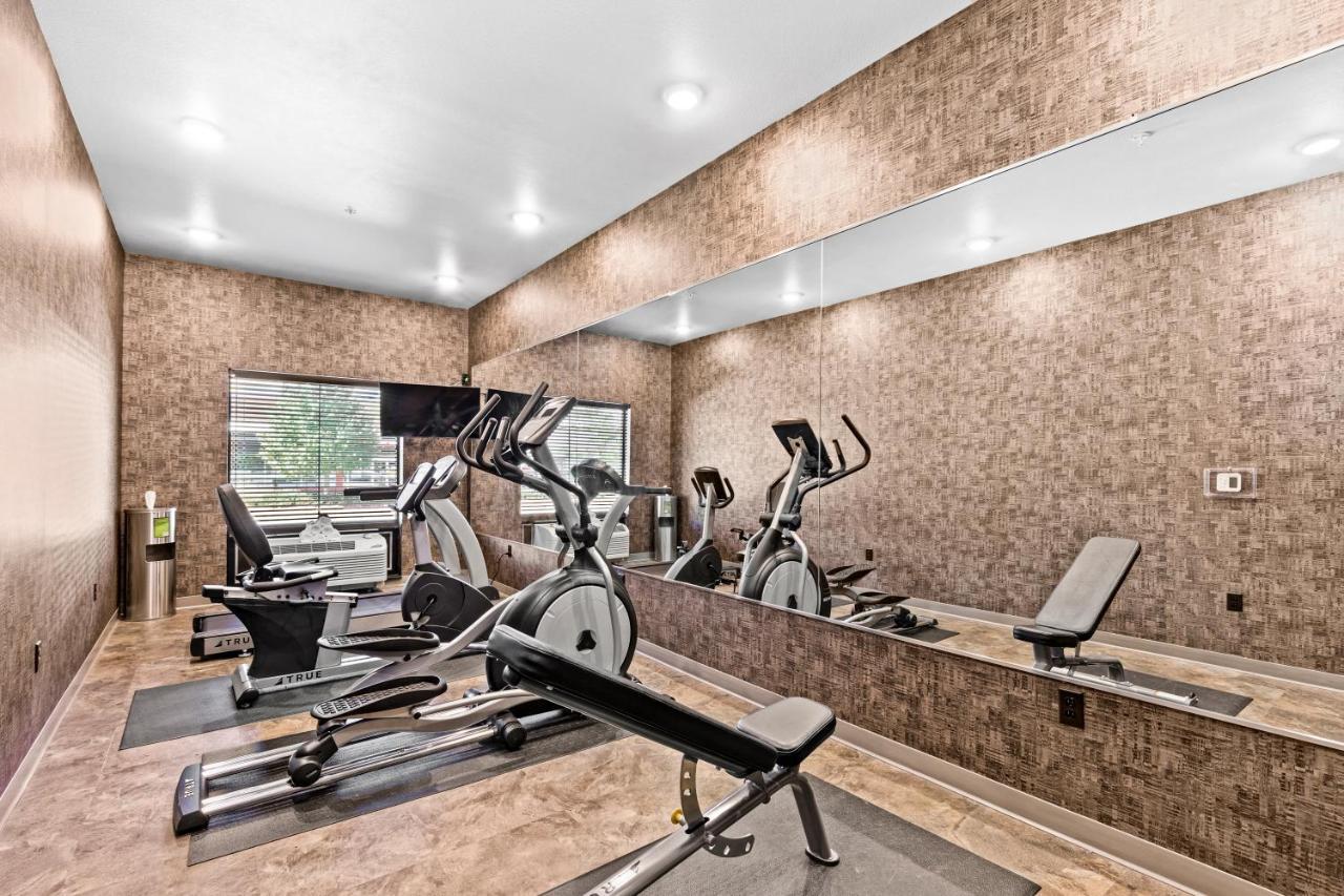 Cobblestone Hotel & Suites Superior Bagian luar foto