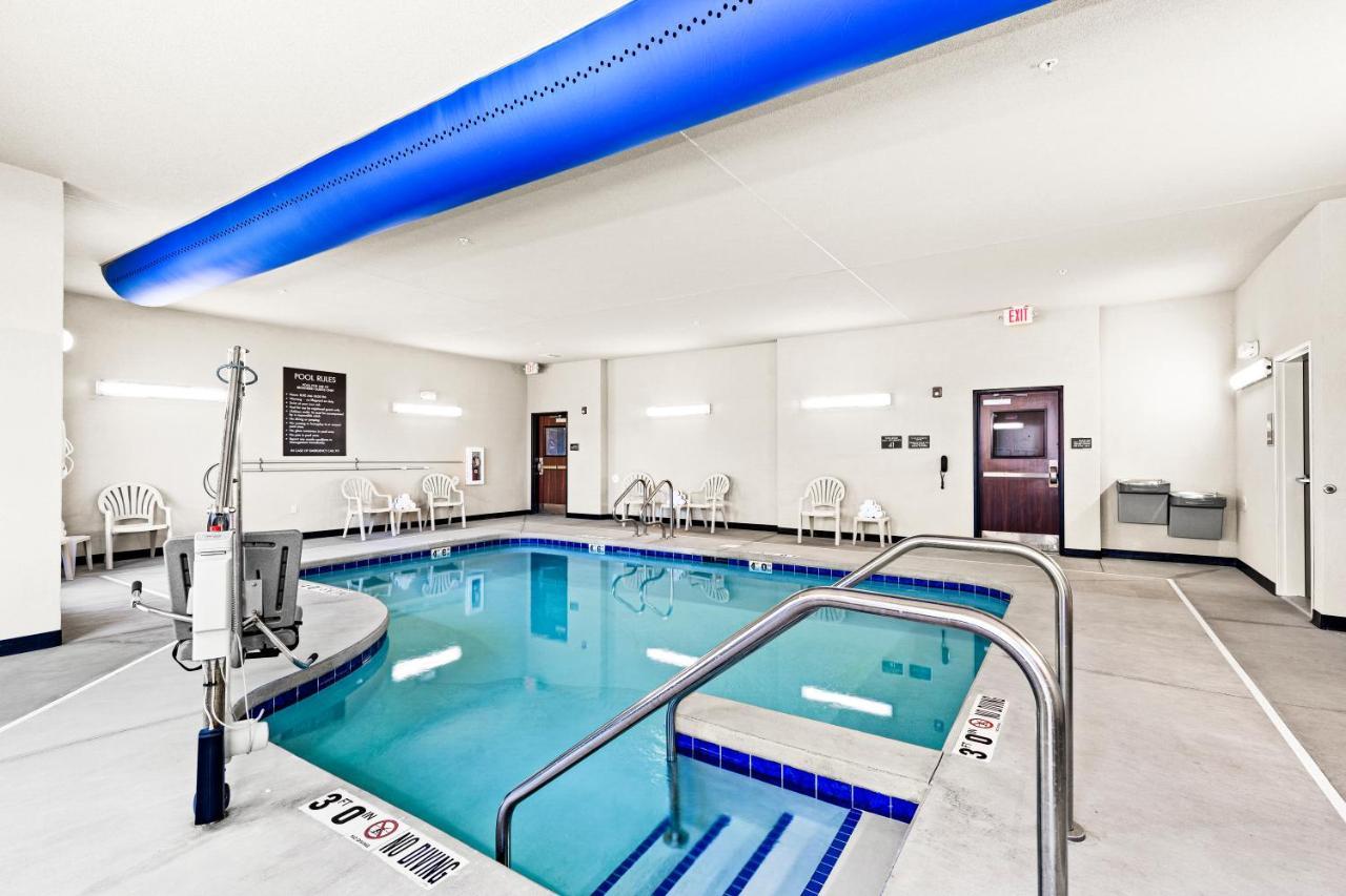 Cobblestone Hotel & Suites Superior Bagian luar foto