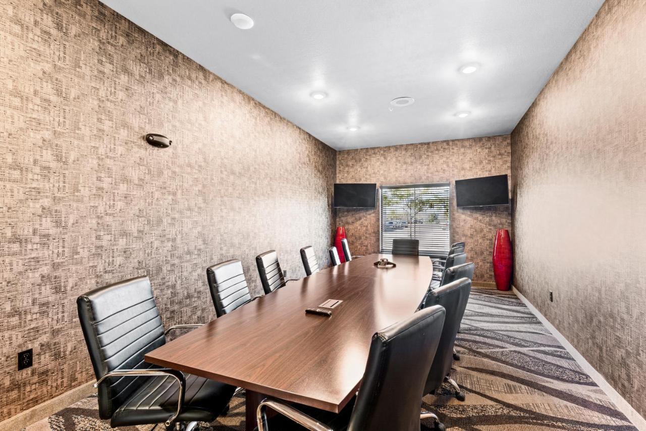 Cobblestone Hotel & Suites Superior Bagian luar foto