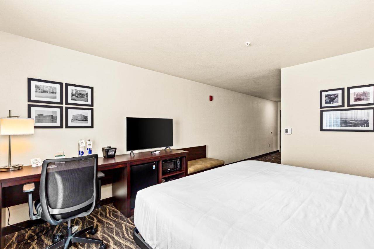 Cobblestone Hotel & Suites Superior Bagian luar foto