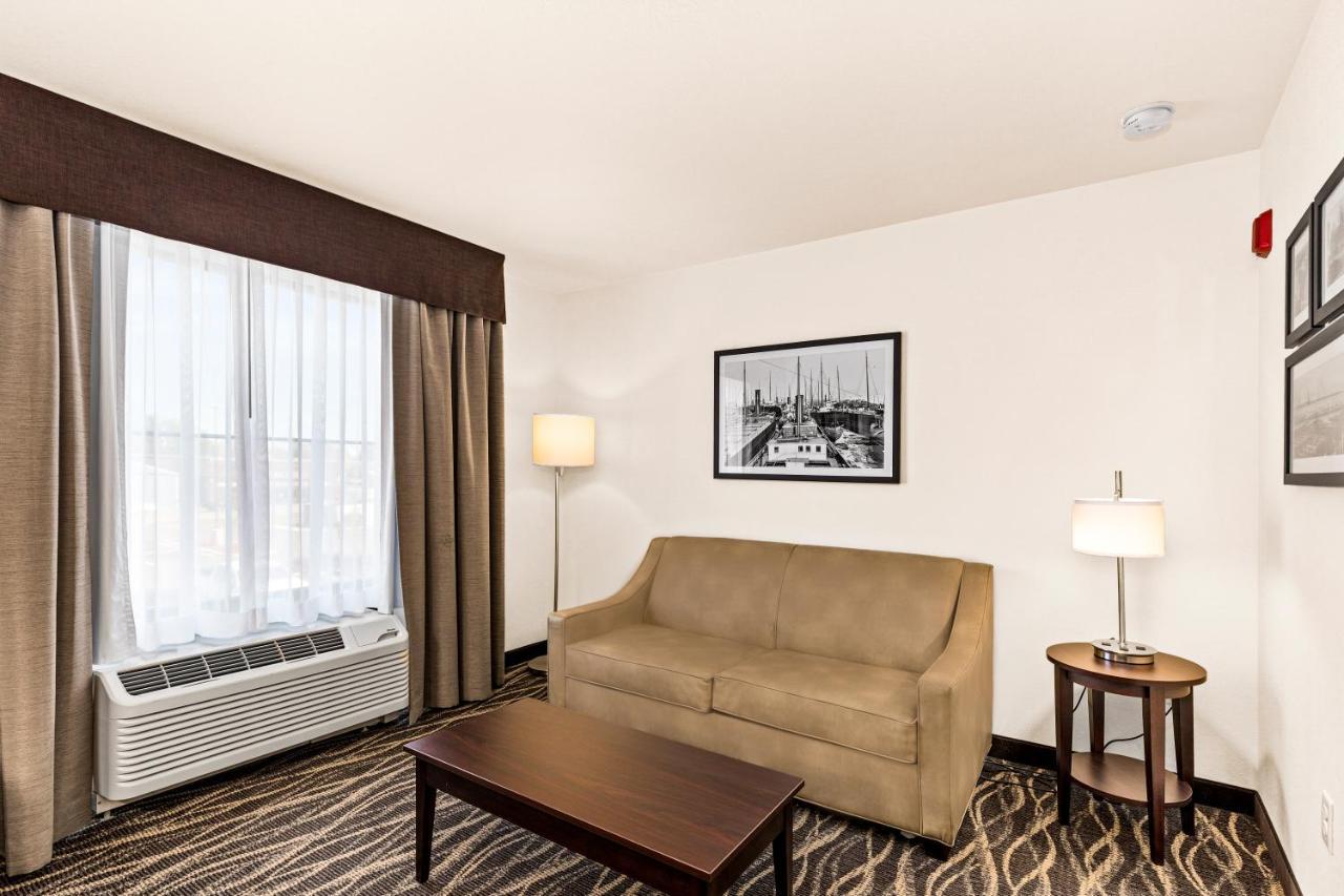 Cobblestone Hotel & Suites Superior Bagian luar foto