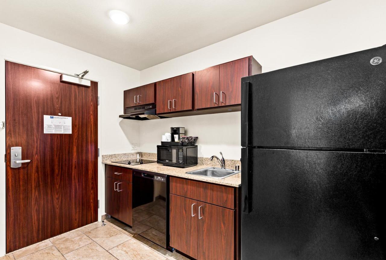 Cobblestone Hotel & Suites Superior Bagian luar foto