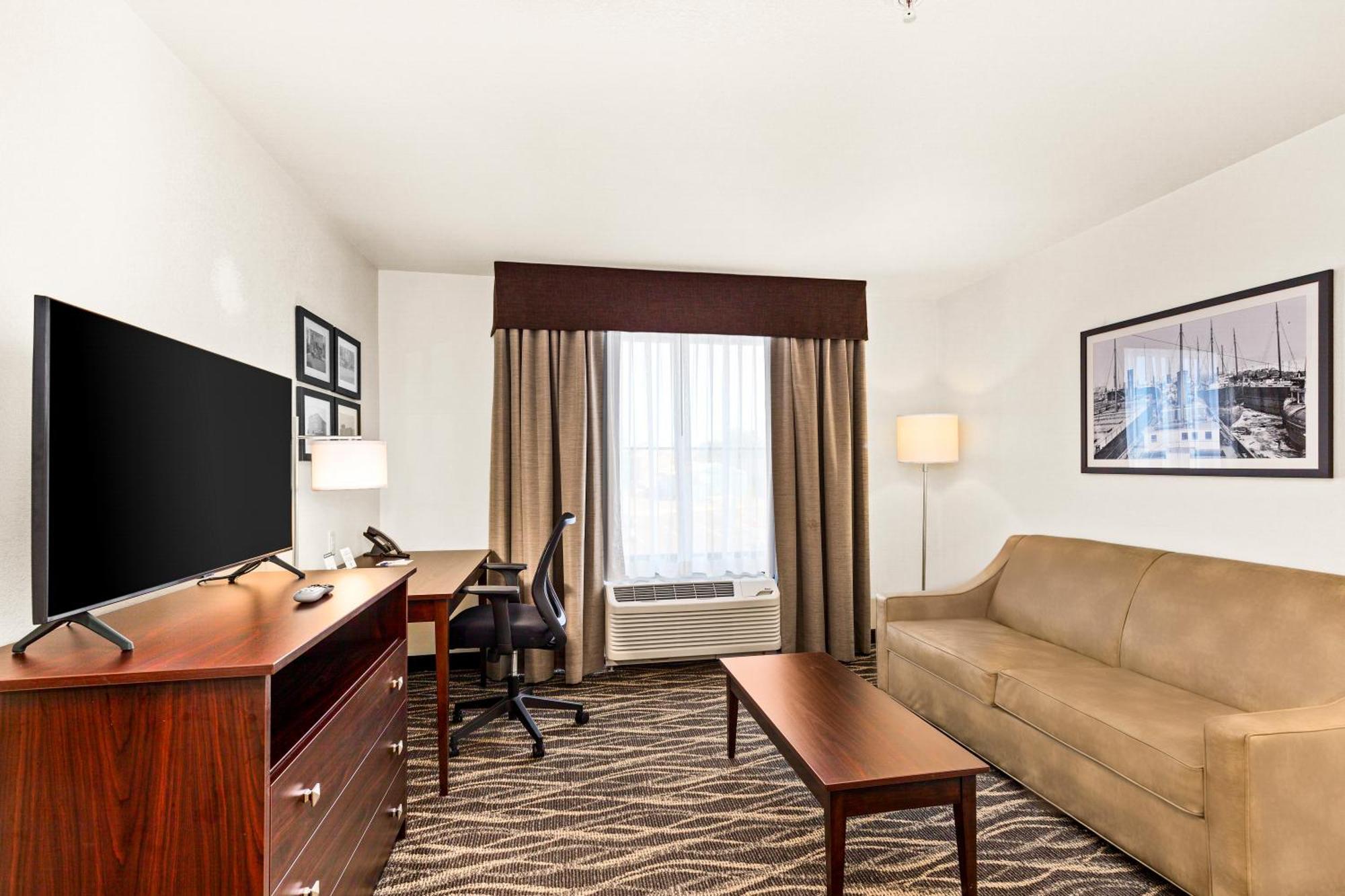 Cobblestone Hotel & Suites Superior Bagian luar foto