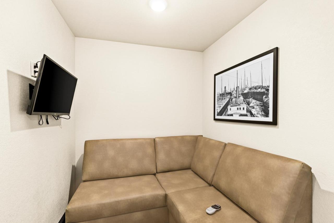Cobblestone Hotel & Suites Superior Bagian luar foto