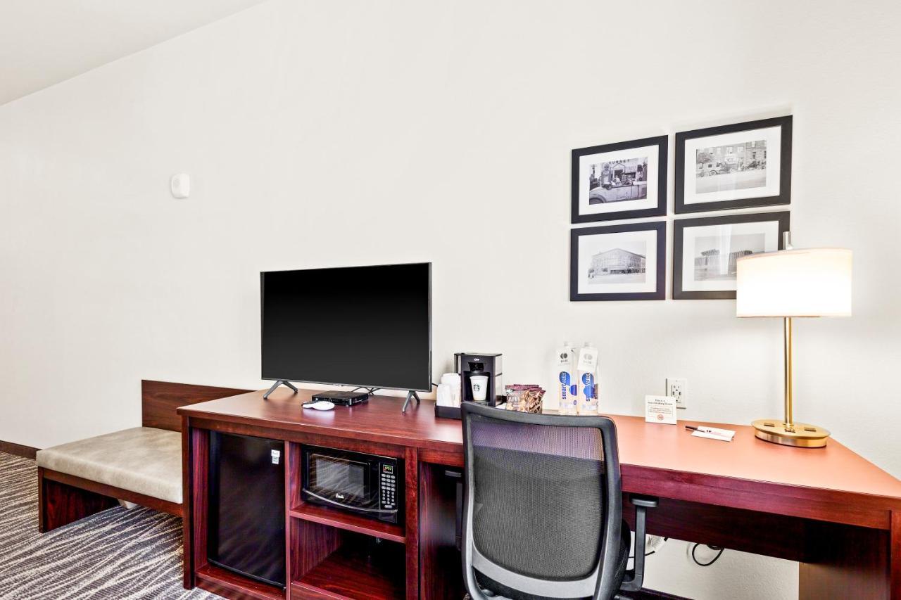 Cobblestone Hotel & Suites Superior Bagian luar foto