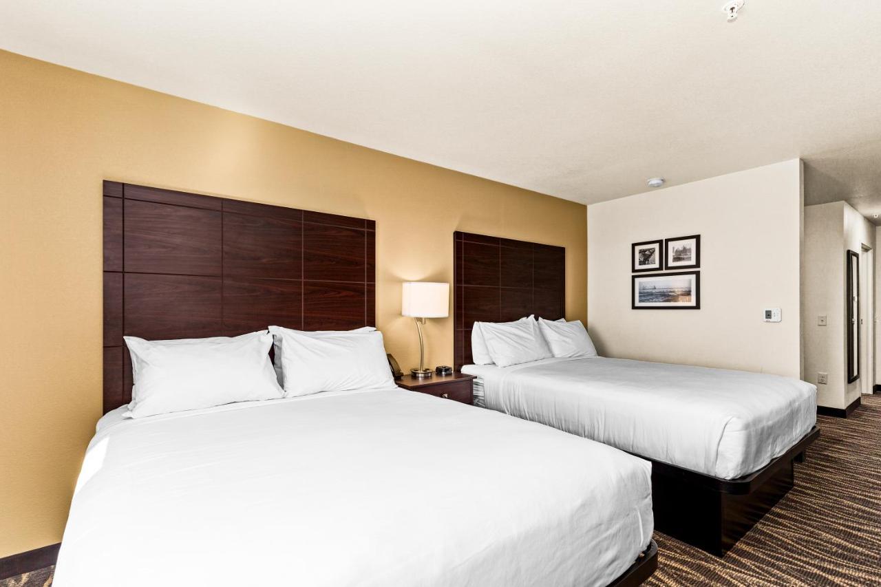 Cobblestone Hotel & Suites Superior Bagian luar foto