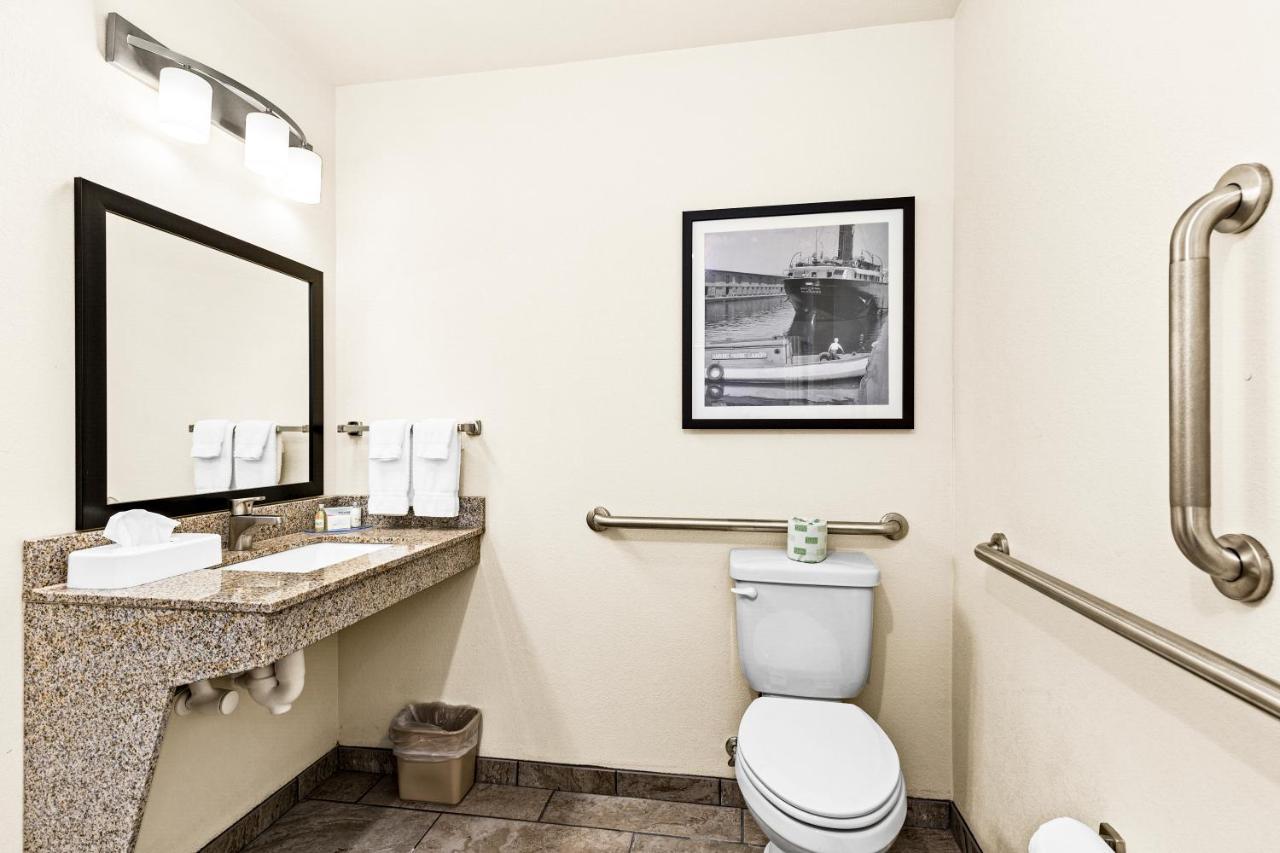 Cobblestone Hotel & Suites Superior Bagian luar foto