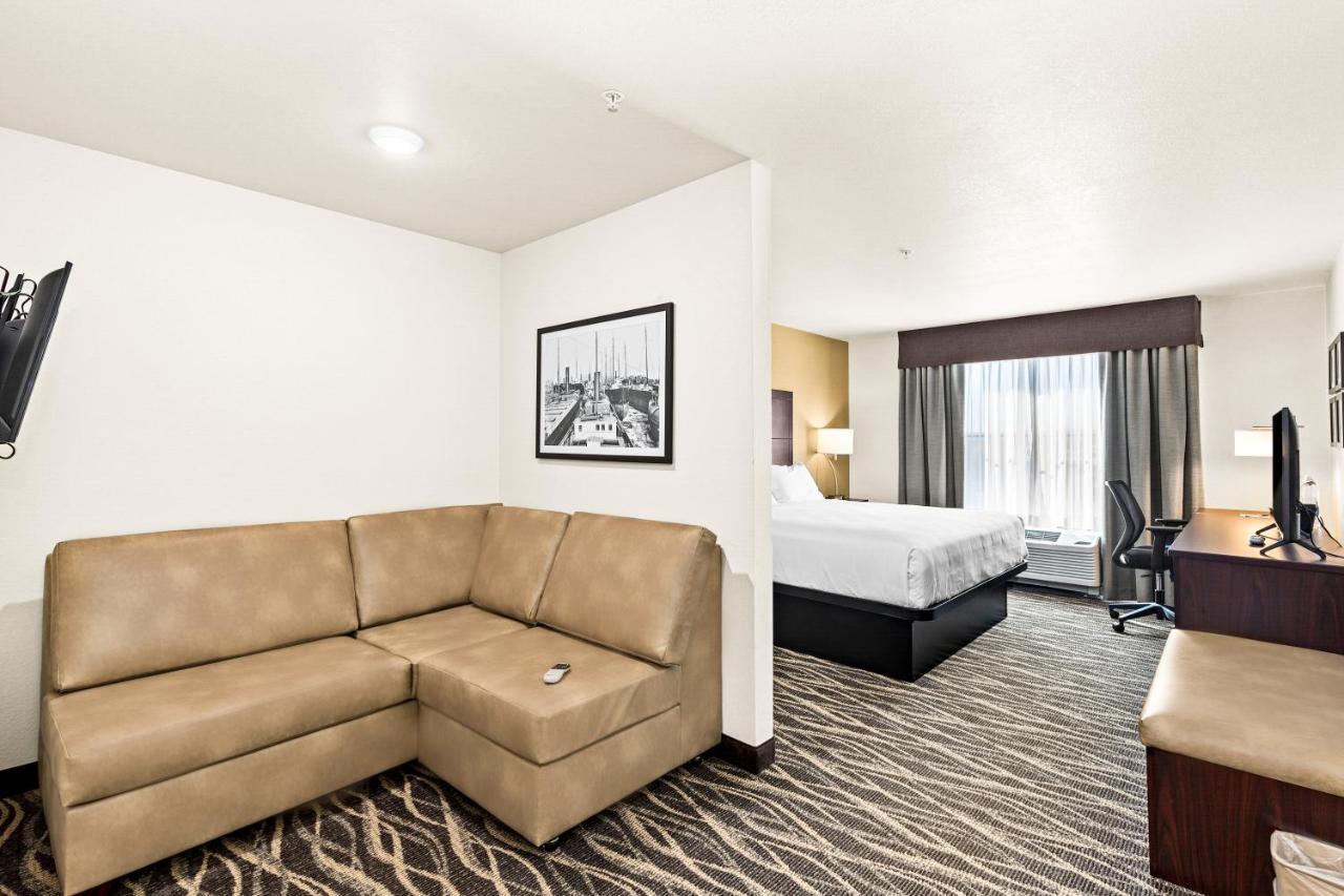 Cobblestone Hotel & Suites Superior Bagian luar foto